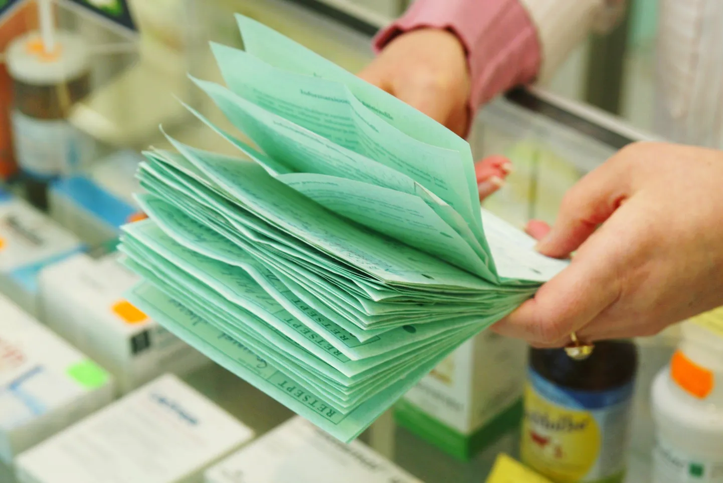 Haigekassa andmetel väljastati doktor Štšennikovi nimel 2012. aastal 445 retsepti, millest 369 narko- ja psühhotroopsetele ainetele ja 2013. aastal novembri lõpu seisuga isegi rohkem – vastavalt 561 ja 399.