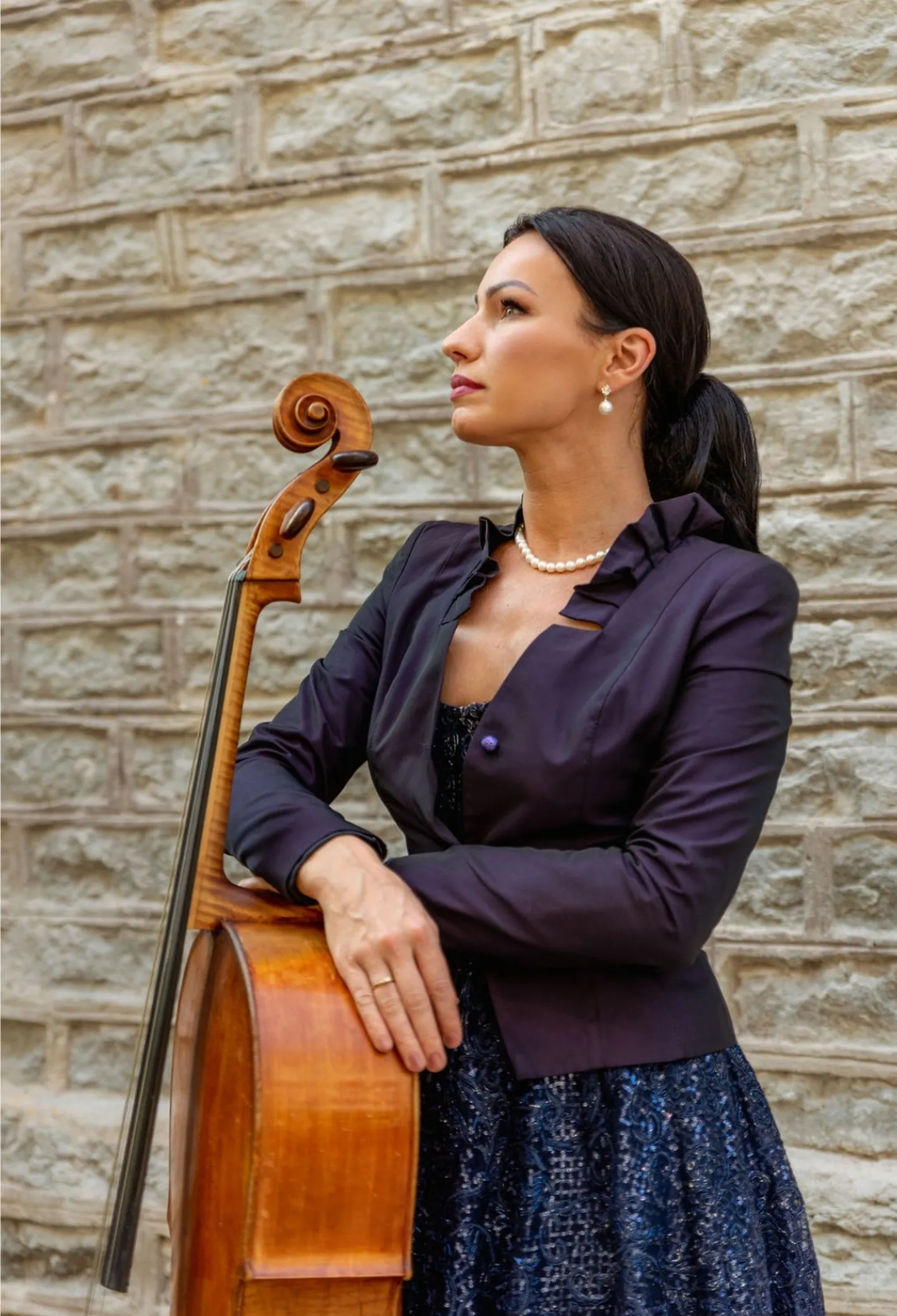 Ühes orkestriga astub Kohtla-Järve rahvapargis üles üle-eestiliste ja rahvusvaheliste konkursside laureaat, tšellist Silvia Ilves.