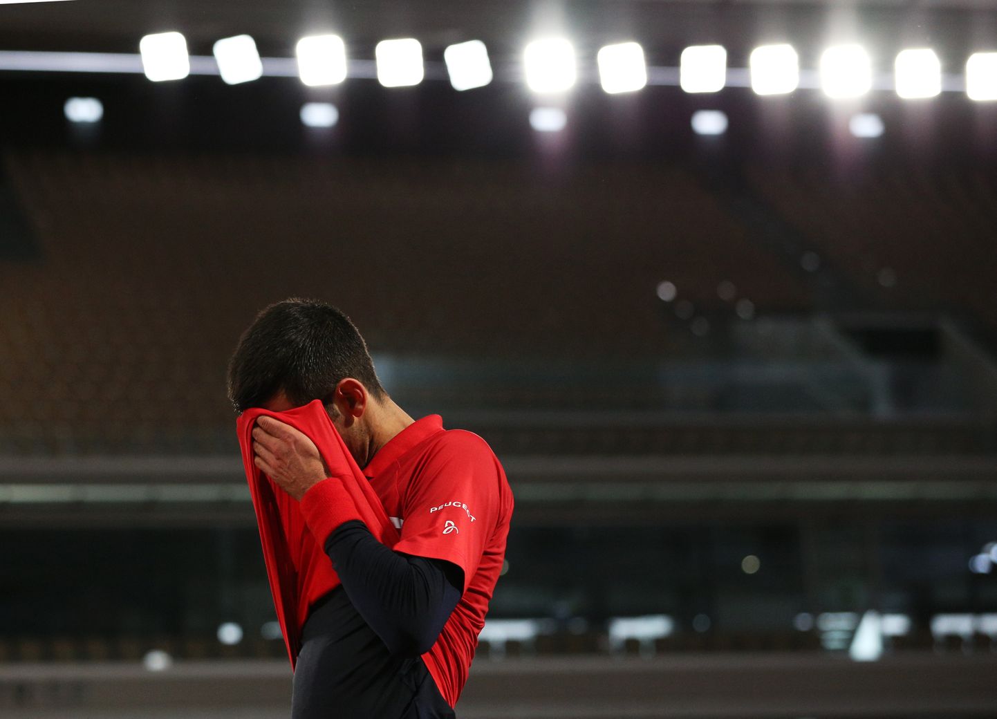 Serbia tennisestaar Novak Djokovic tabas esmaspäevases kohtumises Pariisis taas palliga kohtunikku.
