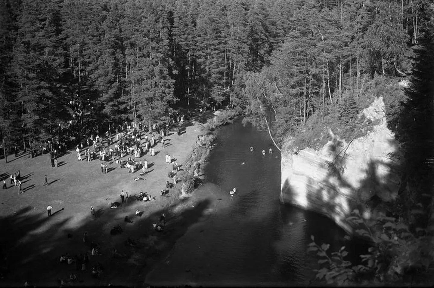 Ajalooline foto Taevaskojast. Autor ja pildistamise aeg teadmata. Konkreetset löömingut foto ei kujuta.
