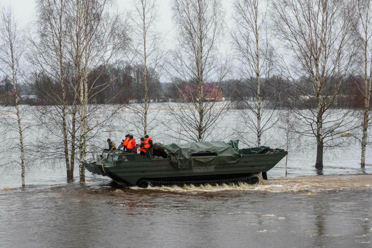 Läti sõjaväe amfiibsõiduk päästab üleujutatud aladelt kohalikke. 