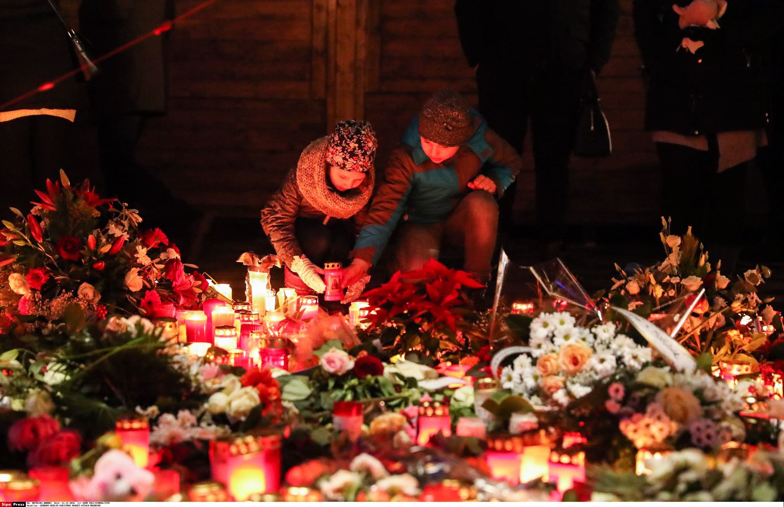 Breitscheidplatzi jõuluturule Berliinis toodi ohvrite mälestamiseks lilli ja küünlaid.