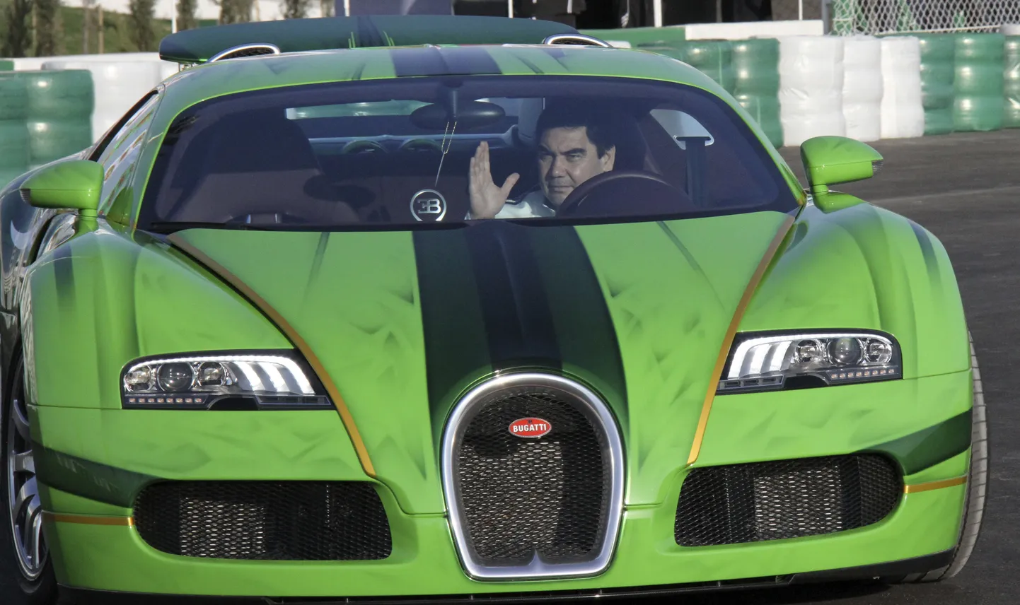 Türkmenistani president Gurbangulõ Berdõmuhhamedov Bugatti roolis.
