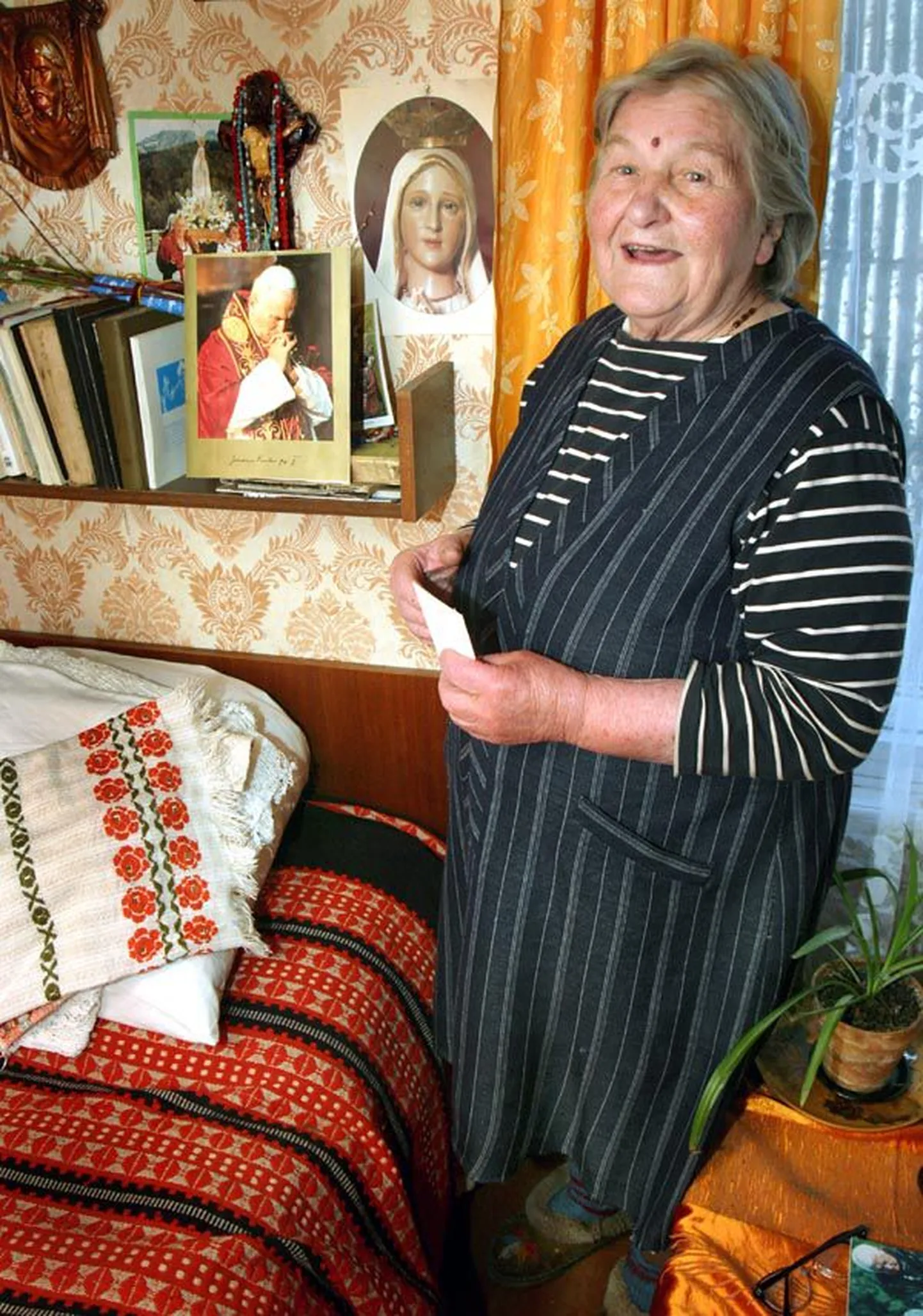 Josefa Kotkase kodualtaril on ikoonid ning rohkesti ülesvõtteid naise silmis pühakuelu elanud katoliku kiriku peast. “Oma viimses läkituses rõhutas Johannes Paulus II: armastus pöörab südameid ja annab rahu,” lausus ta.
