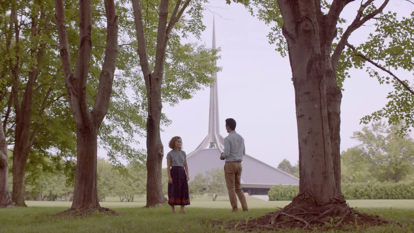 Casidy (Haley Lu Richardson) ja Jin (John Cho) vestlevad elust ja eriti arhitektuurist.