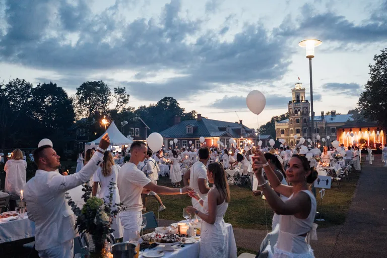 "L’elegante Pop–Up Picnic" 2021 jeb Baltais pikniks Siguldas pils parkā