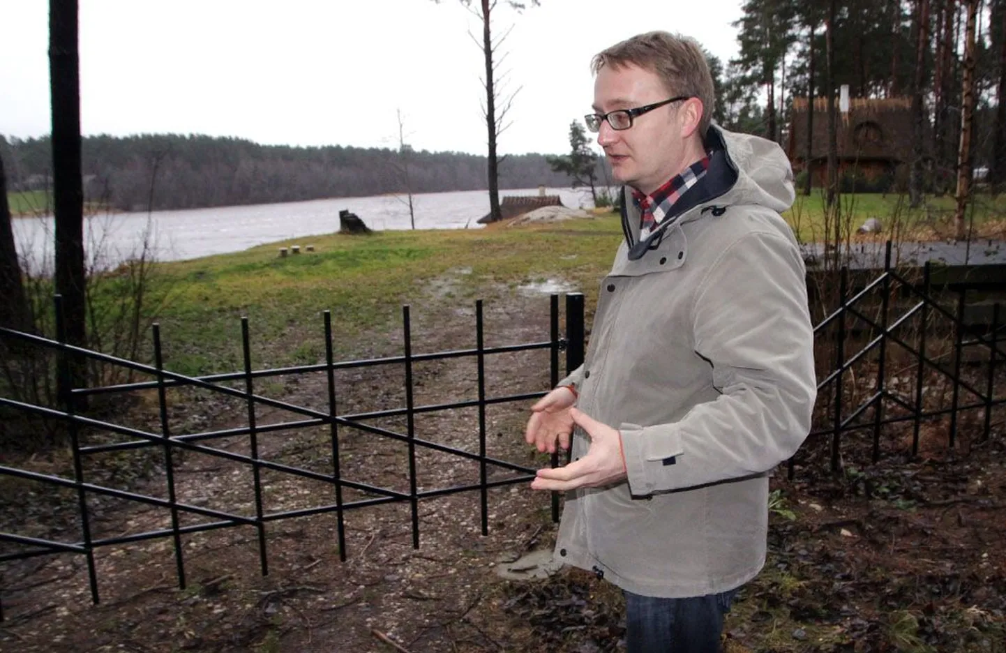 Randivälja elanik Priit Lai piidleb väravat, mille taga võiks kohalike ootust mööda olla ujumiskohaga avalik puhkeala.