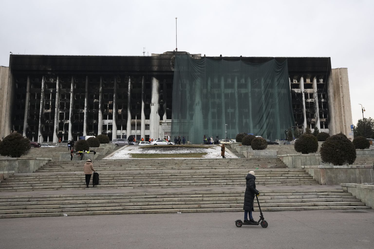 Kasahstani rahutuste ajal põlema pandud Almatõ linnavalitsuse hoone.