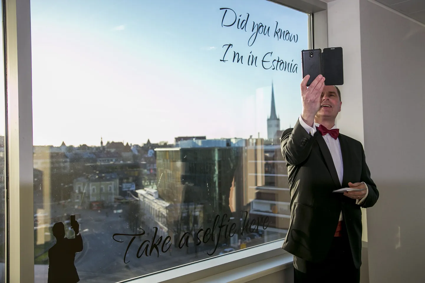 Tallinnas avati hotell Solo Sokos Hotel Estoria. Neile, kes end Tallinna silueti taustal fotografeerida soovivad, on uues hotellis lausa spetsiaalne nurk, näitab, hotelli kommunikatsioonijuht Peep Ehasalu.