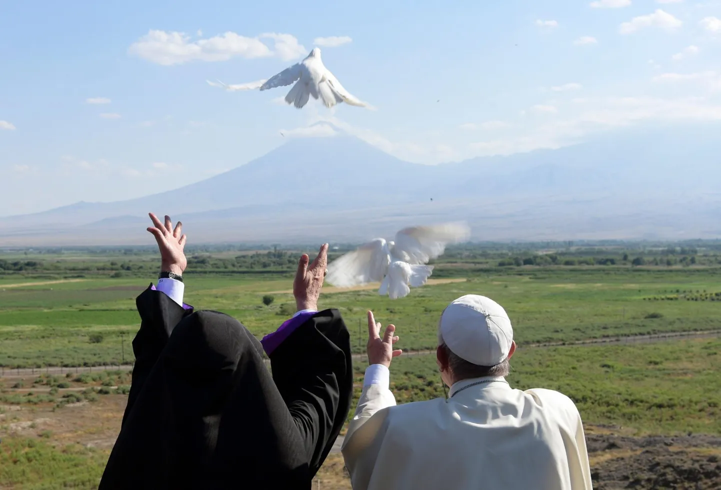 Armeenia kirikupea Karekin II ja paavst Franciscus lasid Hor Virapi kloostri juurest Ararati mäe poole lendu valged tuvid.