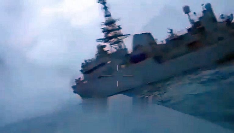 Pardavideost on näha, et Ukraina ründedroon jõuab üsna Vene sõjalaeva külje alla