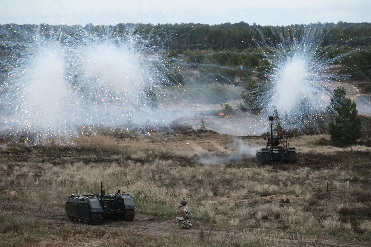 Солдаты латвийской армии демонстрируют возможности интегрированной модульной беспилотной наземной системы, которая была разработана в Эстонии, 2021 год.