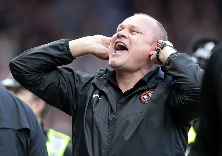 Dundee Unitedi peatreener Mixu Paatelainen rõõmustab viigivärava üle. FOTO: Scanpix