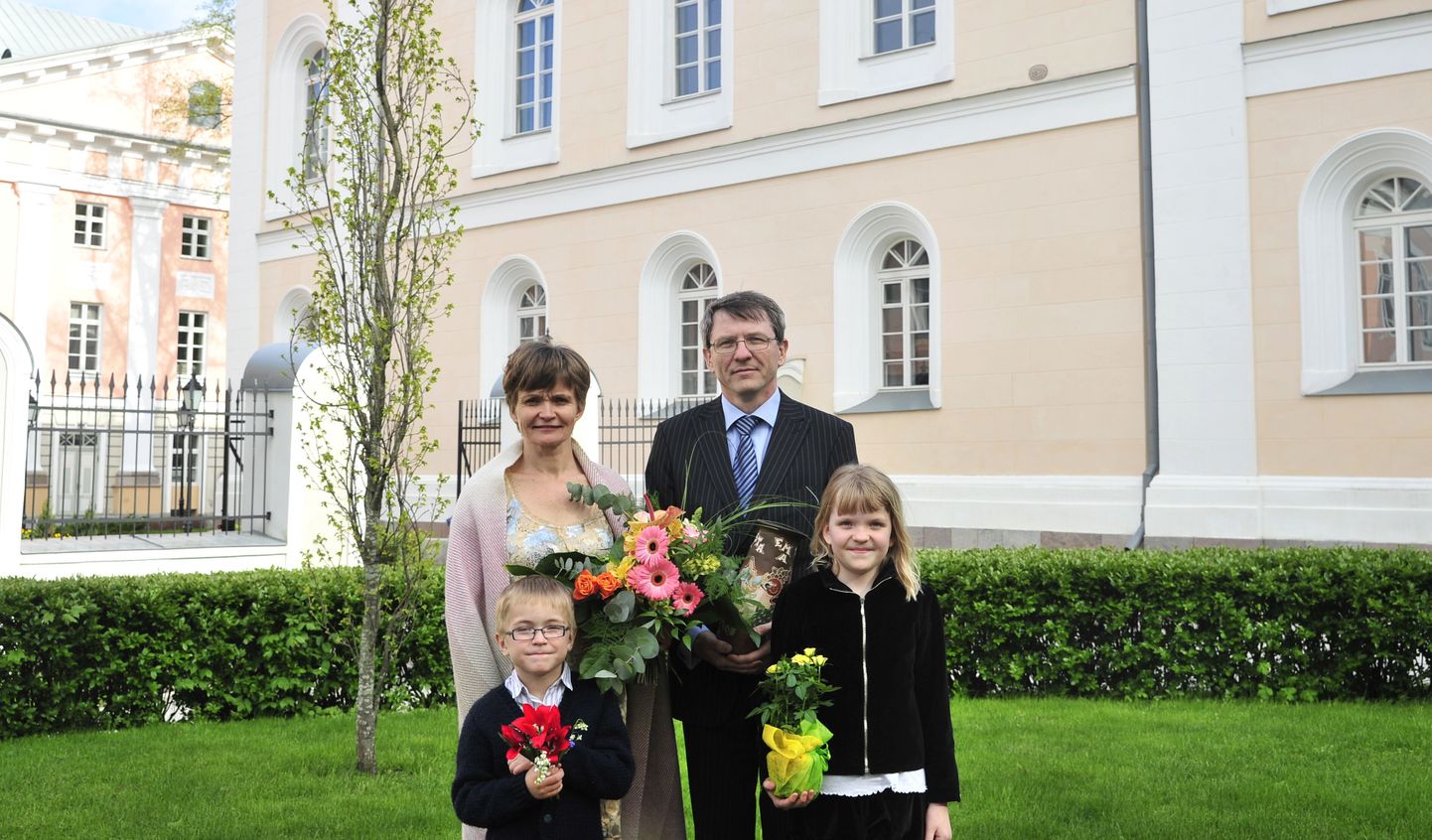 Tartumaa Aasta Ema 2012 Ülle Viltrop koos perekonnaga.