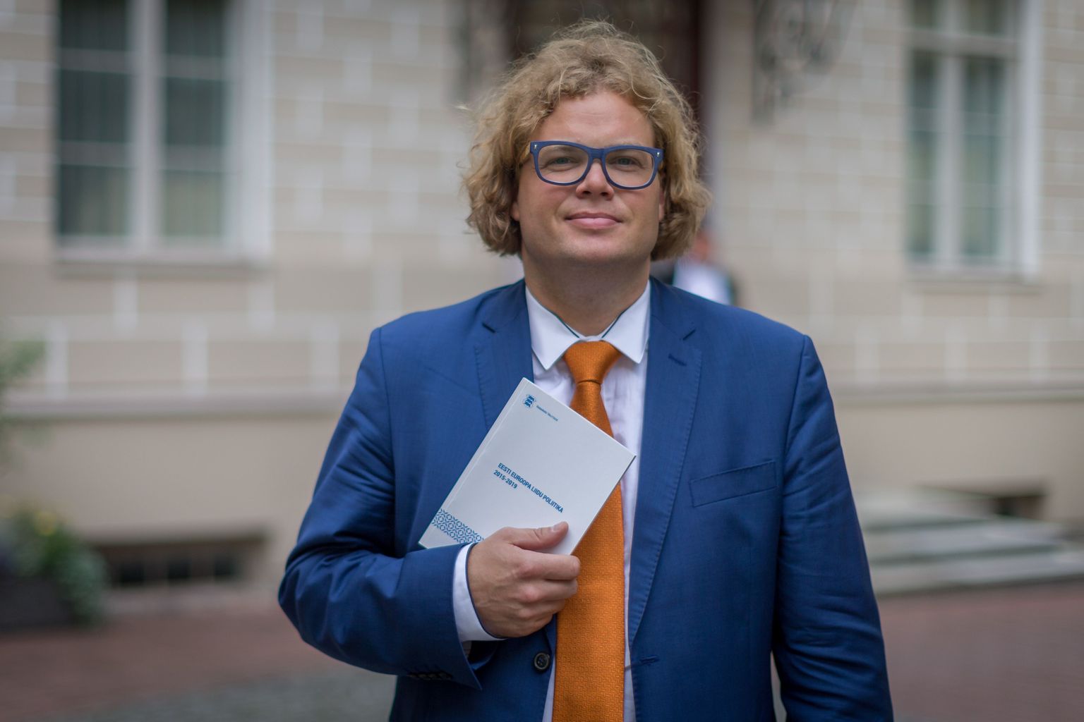 Klen Jäärats hoiab käes raamatut «Eesti Euroopa Liidu poliitika 2015–2019», mida võiks tema sõnul lugeda iga inimene, kes soovib eesistumise teemal sõna võtta.