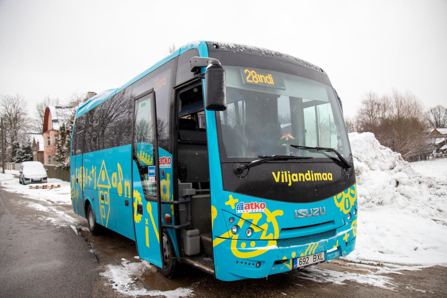 Viljandimaal võivad täna bussid libeduse tõttu osasid teelõiku vahele jätta. Dispetšerilt saab infot, kas buss on ikka tulemas.