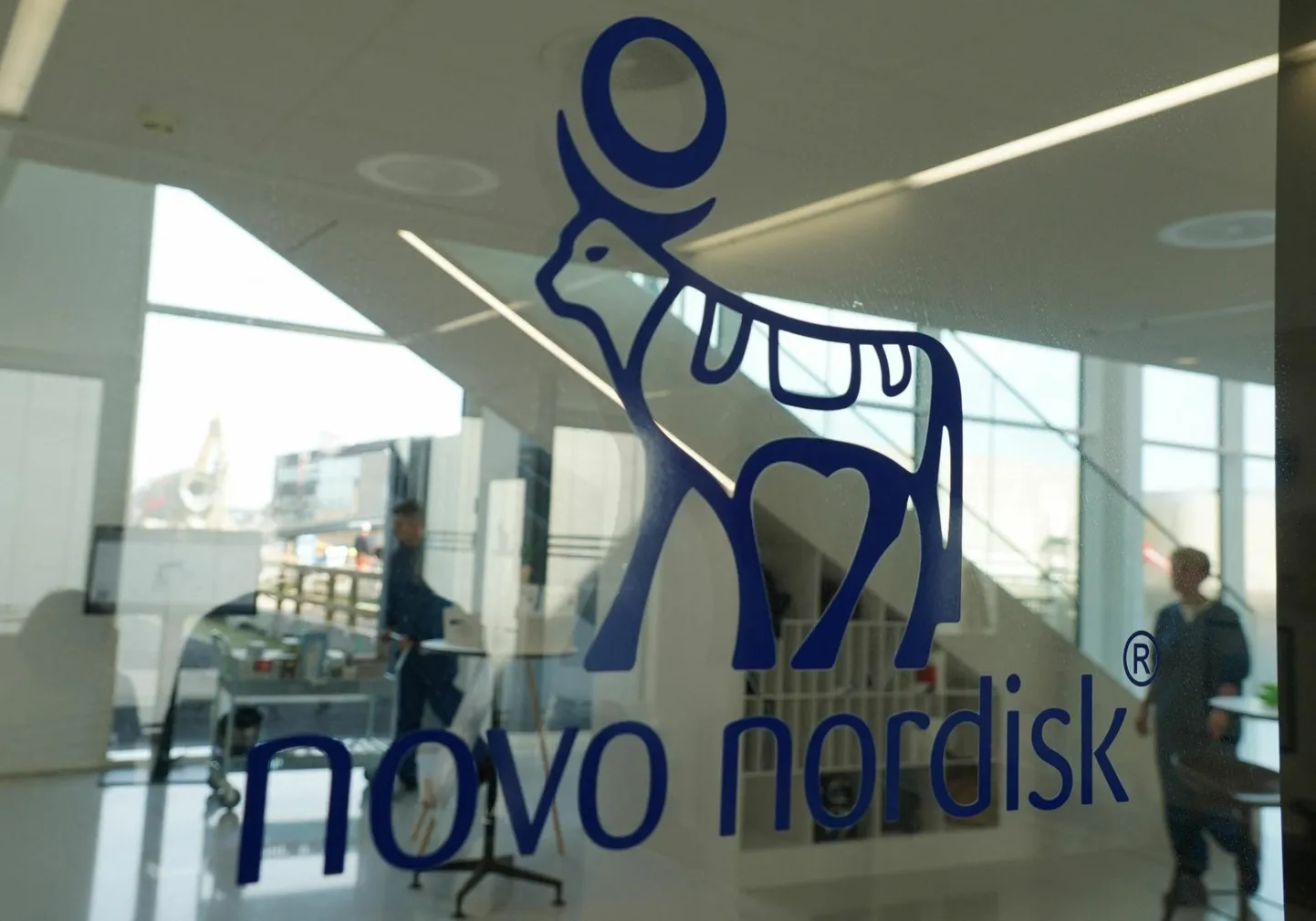 Novo Nordiski logo Kopenhaageni peakontori ukse kohal. 