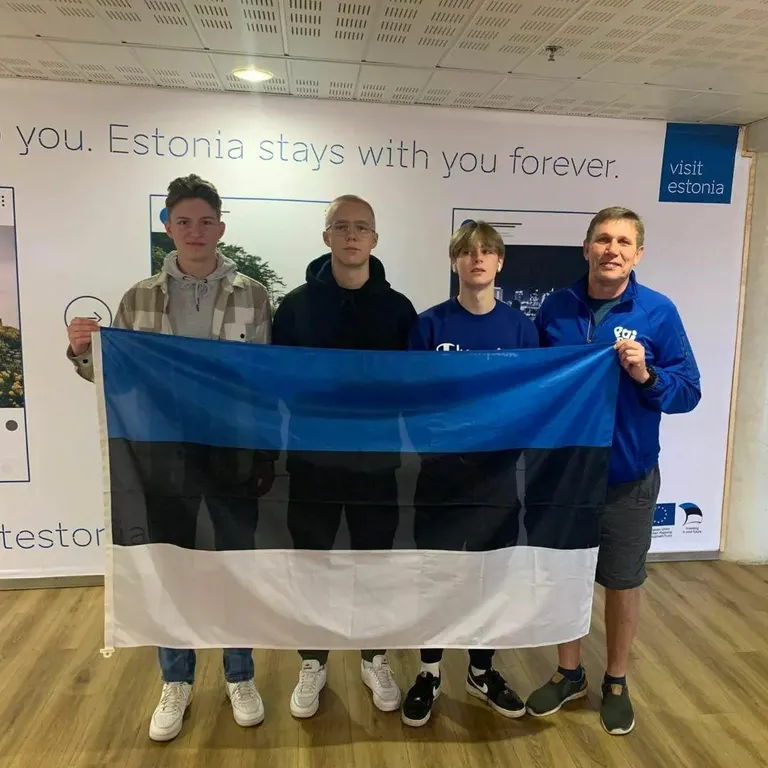 Eesti juunioride petankitrio (vasakult) Robin Randrüüt, Ott Karl Kopel ja Kevin Sten Liik püüavad Euroopa parimatega võisteldes endast parima anda. Neid toetab ja juhendab võistlustel Enn Lehtpuu (paremal).