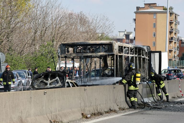 Politseil õnnestus inimesed enne bussi süttimist sõidukist päästa.