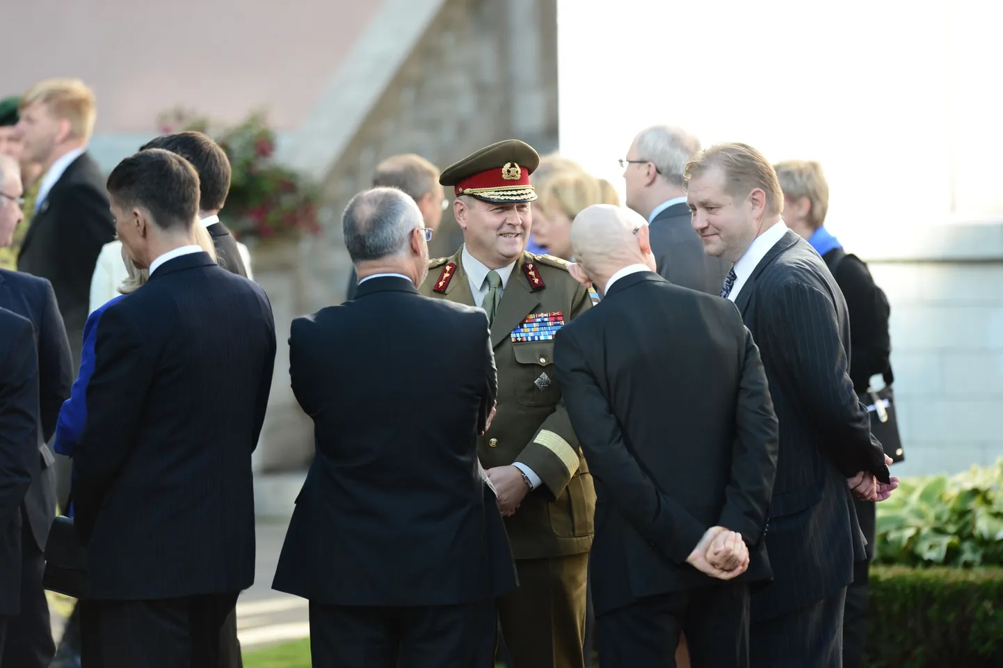 Kaitseväe juhataja Riho Terras, põllumajandusminister Ivari Padar, õiguskantsler Indrek Teder ja riigikontrolör Alar Karis (kaks viimast seljaga) Kadriorus Obamat ootamas.