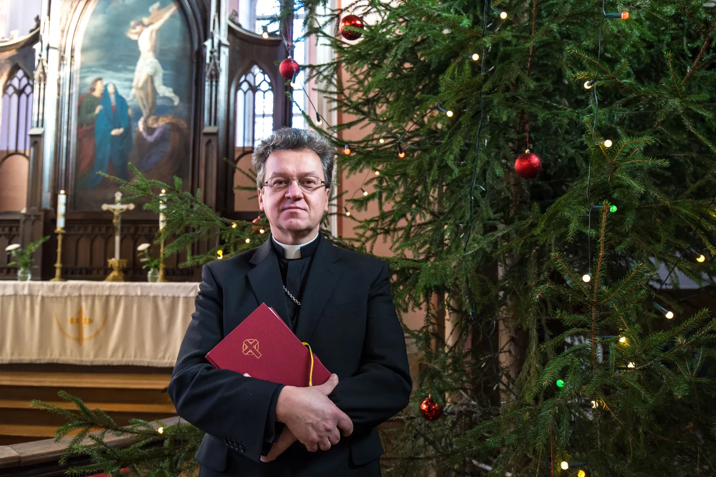 Viljandi Pauluse kiriku õpetaja Allan Praats ütleb, et jõulud on perekeskne, rõõmu ja rahu aeg.
