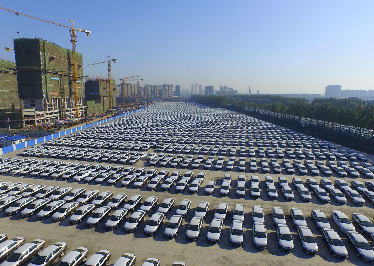 Müügiootel Volkswagenid Hiinas Changchuni linnas parkimisplatsil.
