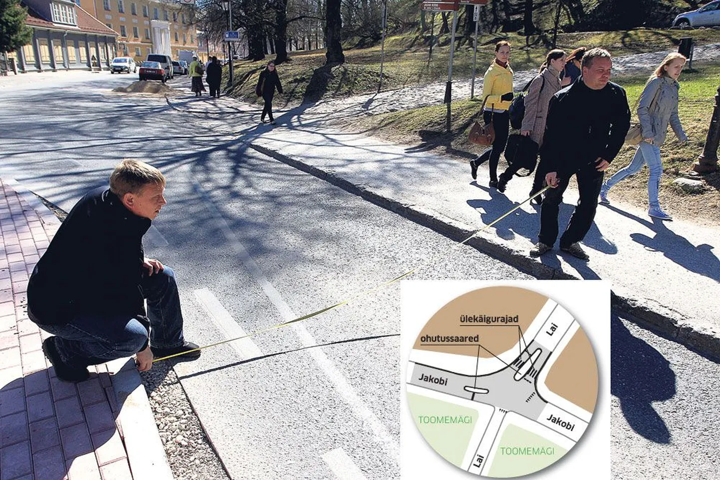 AS Tänavapuhastuse Tartu osakonna juhataja Toomas Joost mõõtis eelmisel neljapäeval koos oma kolleegiga, kui suur vahe jääb Jakobi-Laia tänava ristmiku uue ohutussaare ja kõnnitee äärekivi vahele. Projekti järgi pidi see olema kolm meetrit, tegelikult oli vahe isegi 10 sentimeetrit laiem. Suurte sahamasinate jaoks jääb aga sellest väheks, sest sahad on 3,6 meetrit laiad.