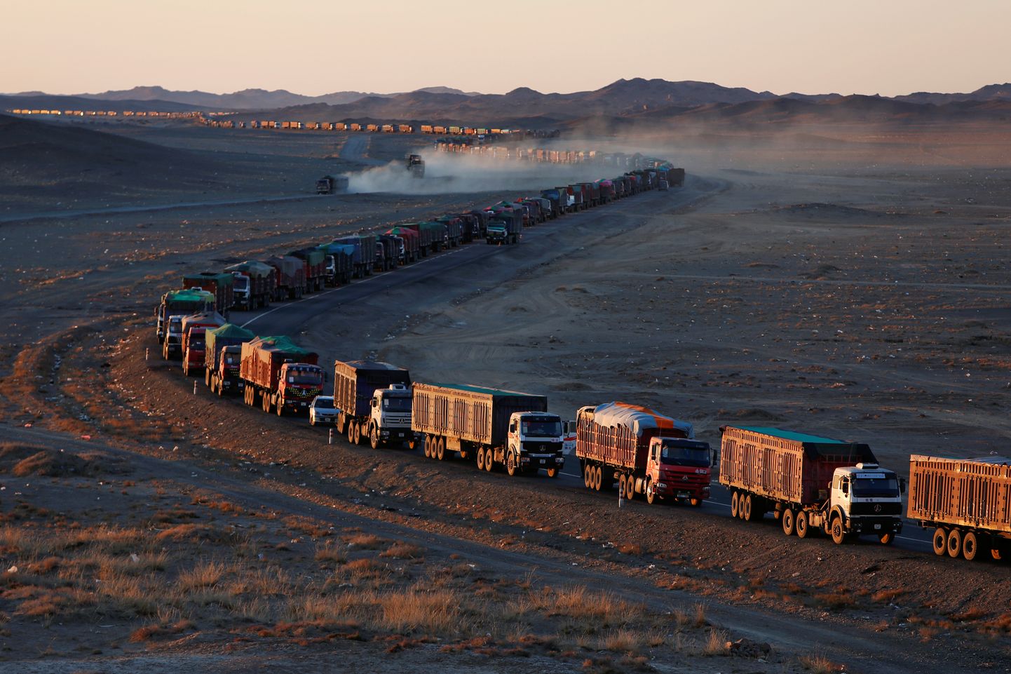 Mongoolia söelaadungiga veokid ootamas Mongoolia-Hiina piiril järjekorras.