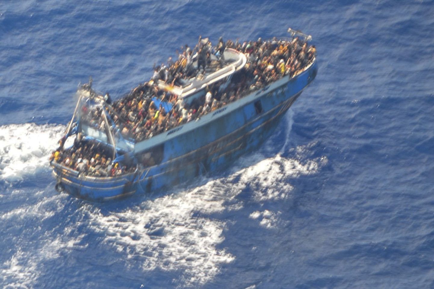 Kreeka rannikuvalve edastatud foto migrantidega kalalaevast