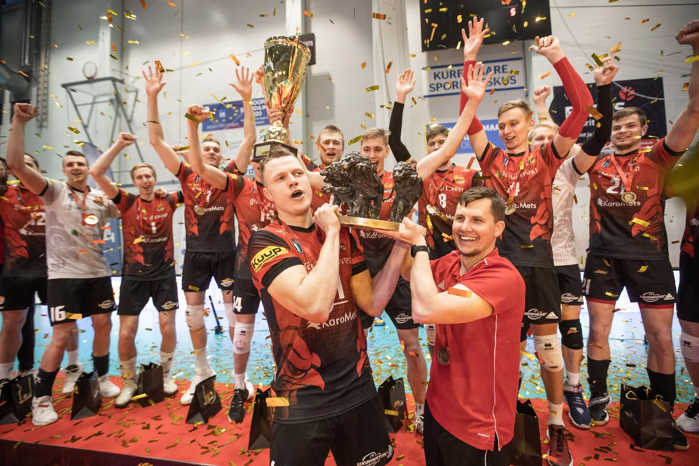 Selveri kapten Andrus Raadik (vasakul) ja peatreener Rainer Vassiljev tõstmas pea kohale uhket lõvitrofeed.