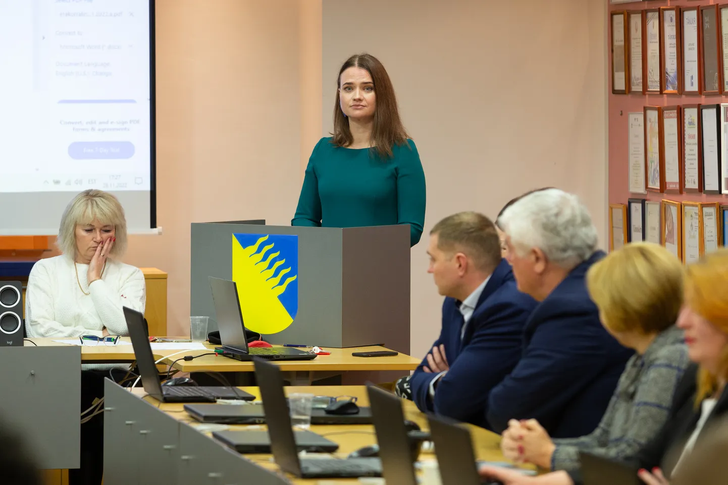 Если избранной в ноябре мэром Котла-Ярве Вирве Линдер удастся на следующей неделе вступить в должность вместе со своим горуправлением, то ей предстоит сразу же внести предложения об урезании городских расходов, от чего временное горуправление и члены горсобрания воздерживались в течение нескольких месяцев.