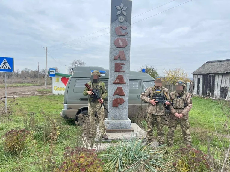 В деревню Соледар в Украине прибыла скорая помощь в защитных цветах.