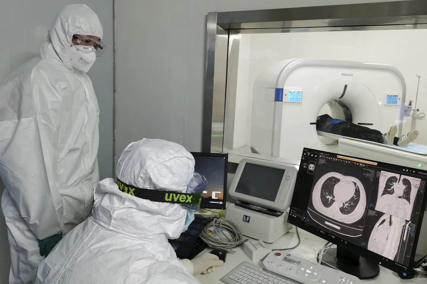 In this Sunday, Feb. 9, 2020, photo released by Xinhua News Agency, doctors scan a patient's lungs at Huoshenshan temporary hospital built for patients diagnosed with coronavirus in Wuhan in central China's Hubei province. Mainland China has reported another rise in cases of the new virus after a sharp decline the previous day, while the number of deaths grow over 900, with at least two more outside the country. (Gao Xiang/Xinhua via AP)