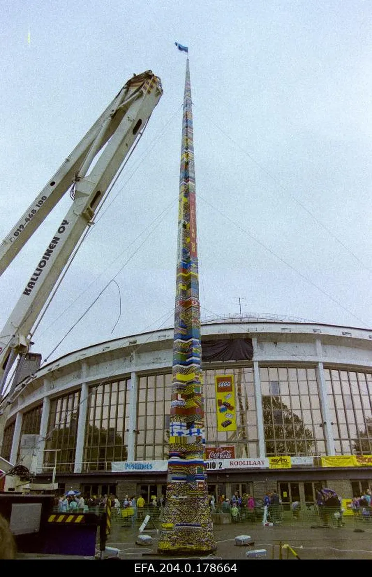Башня из конструктора Lego, 1998 год. Рекорд Гиннеса