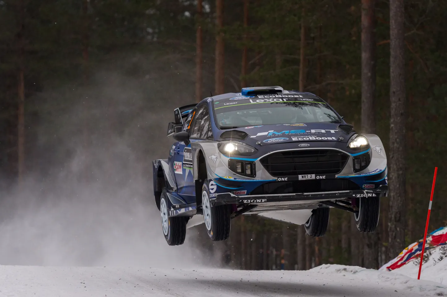 Ott Tänak Rootsi rallil suure hooga kihutamas.