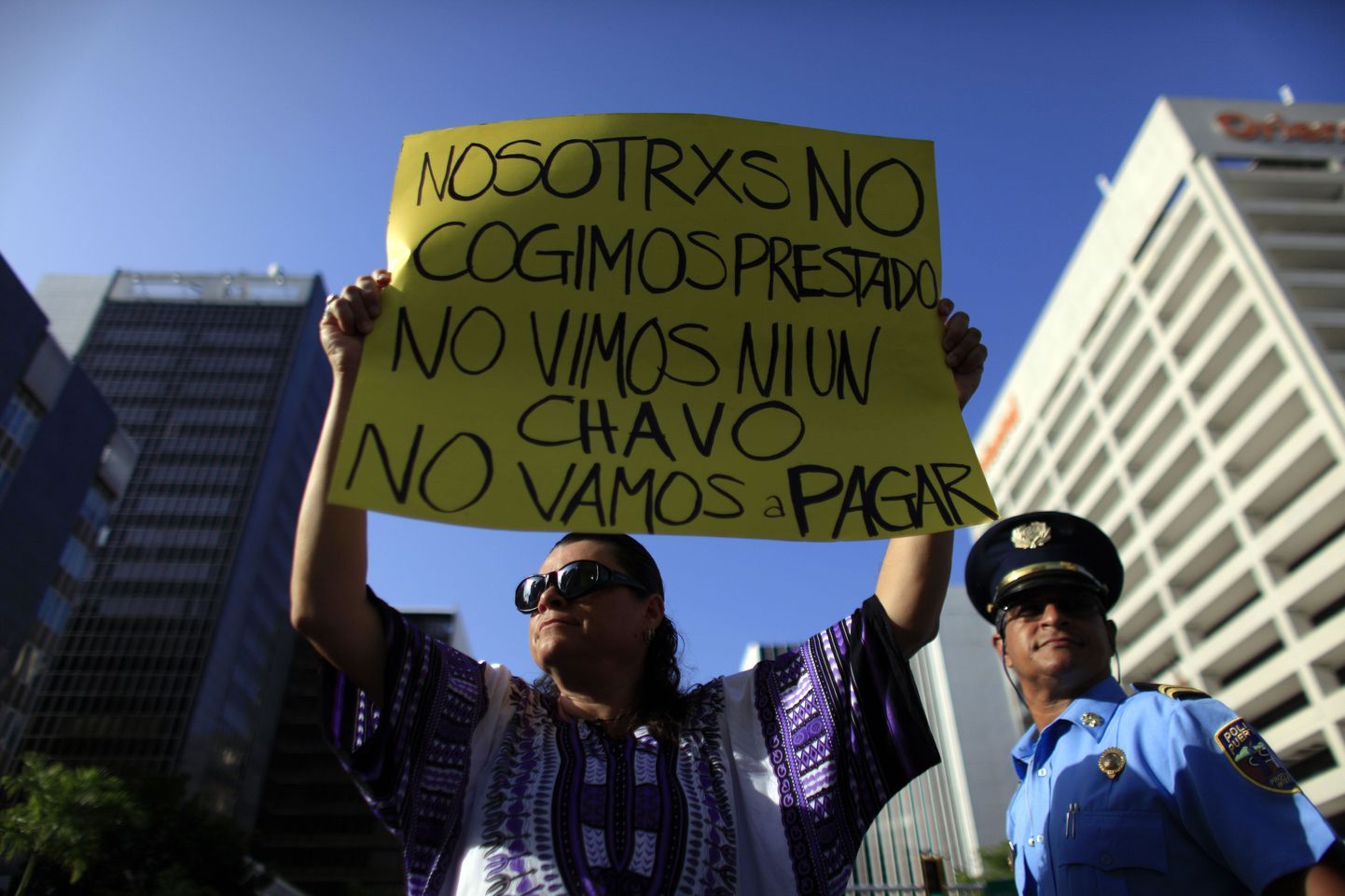 Võlakoormaga toimetuleku meetmete vastu protestiv puertoriikolane hoiab plakatit, millel on hispaania keeles: «Meie ei võtnud laenu. Me ei näinud ühtki penni. Me ei kavatse maksta.»