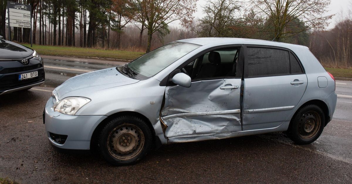 Viljandis põrkasid kokku kaks autot