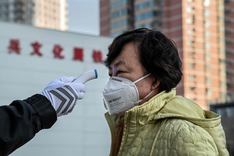 Turvamees Pekingi pargi sissepääsu juures kontrollib ühe elaniku temperatuuri 31. jaanuaril 2020. 