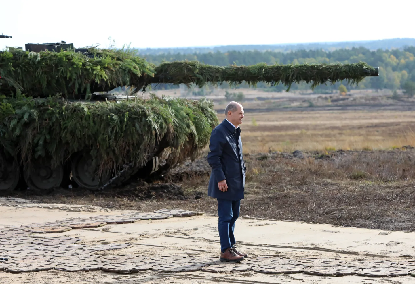 Saksamaa kantsler Olaf Scholz Leopard 2 tankiga.