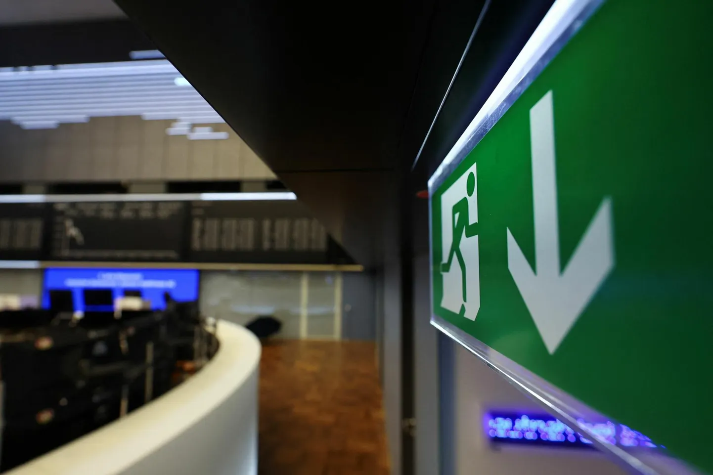 Kahe nädala eest langes Credit Suisse’i aktsiate hind rekordiliselt madalale, kuna süvenes investorite mure Silicon Valley Banki kokkuvarisemisest tingitud sektoristresside pärast. Hädaväljapääsu märk Frankfurdi börsi DAXi graafiku indeksilaua lähedal.