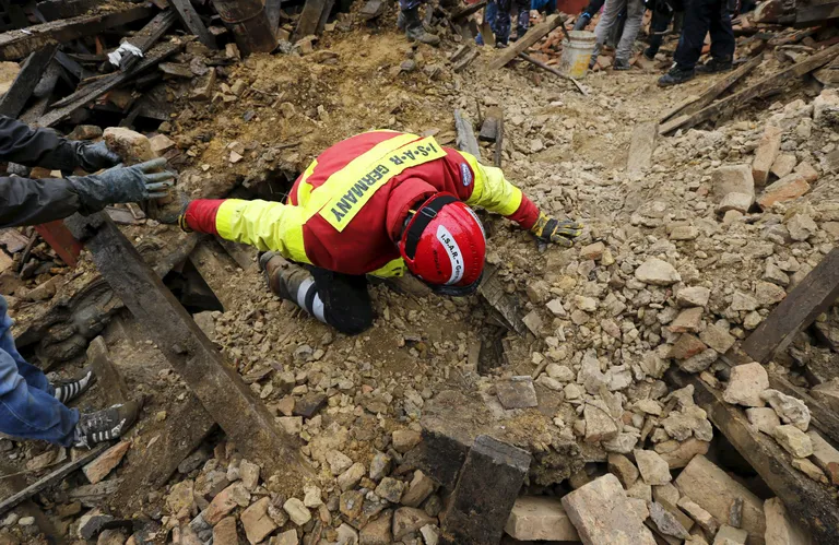 Päästja Katmandus rusude vahelt ohvreid otsimas. Foto: Scanpix