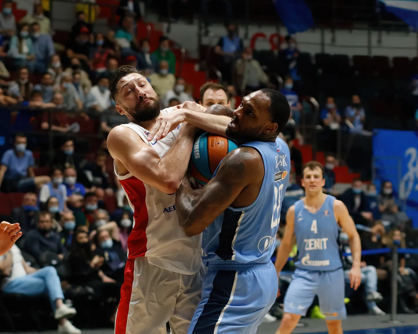 Peterburi Zenidi meeskond andis VTB Ühisliiga poolfinaalis Moskva CSKA-le lahingu, kuid finaali ei pääsenud. Pildil võitlevad palli pärast CSKA äär Nikita Kurbanov (vasakul) ja Zenidi tsenter Tarik Black.