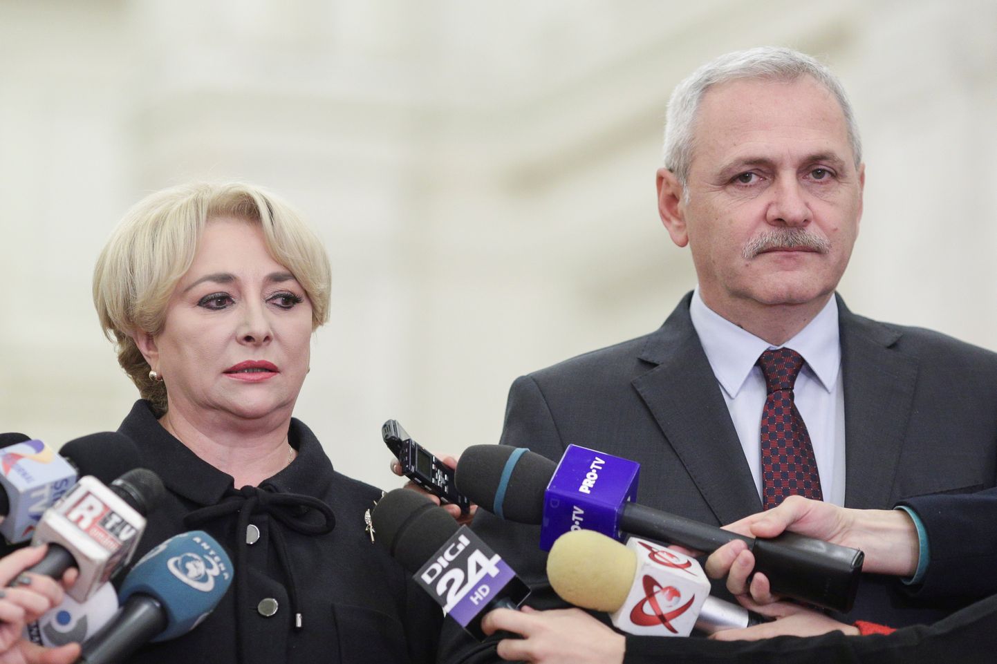 Rumeenia peaminister Viorica Dancila (vasakul) ja sotsiaaldemokraatide juht Liviu Dragnea.