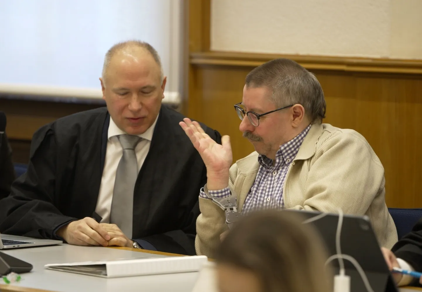 Üks süüdistatavatest, Sven Birkmann (paremal) Koblenzi kohtusaalis.