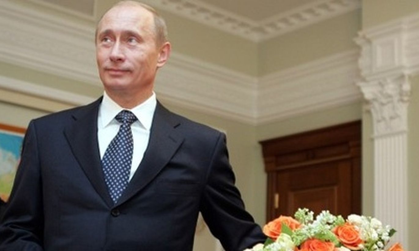День рождение путиной. Путин с букетом. Президент с цветами.