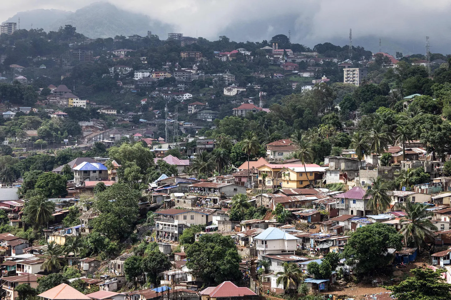 Sierra Leone pealinn Freetown selle aasta juunis. Võimud kehtestasid 26. novembril üleriikliku liikumiskeelu, kui rünnati sõjaväe relvahoidlat.