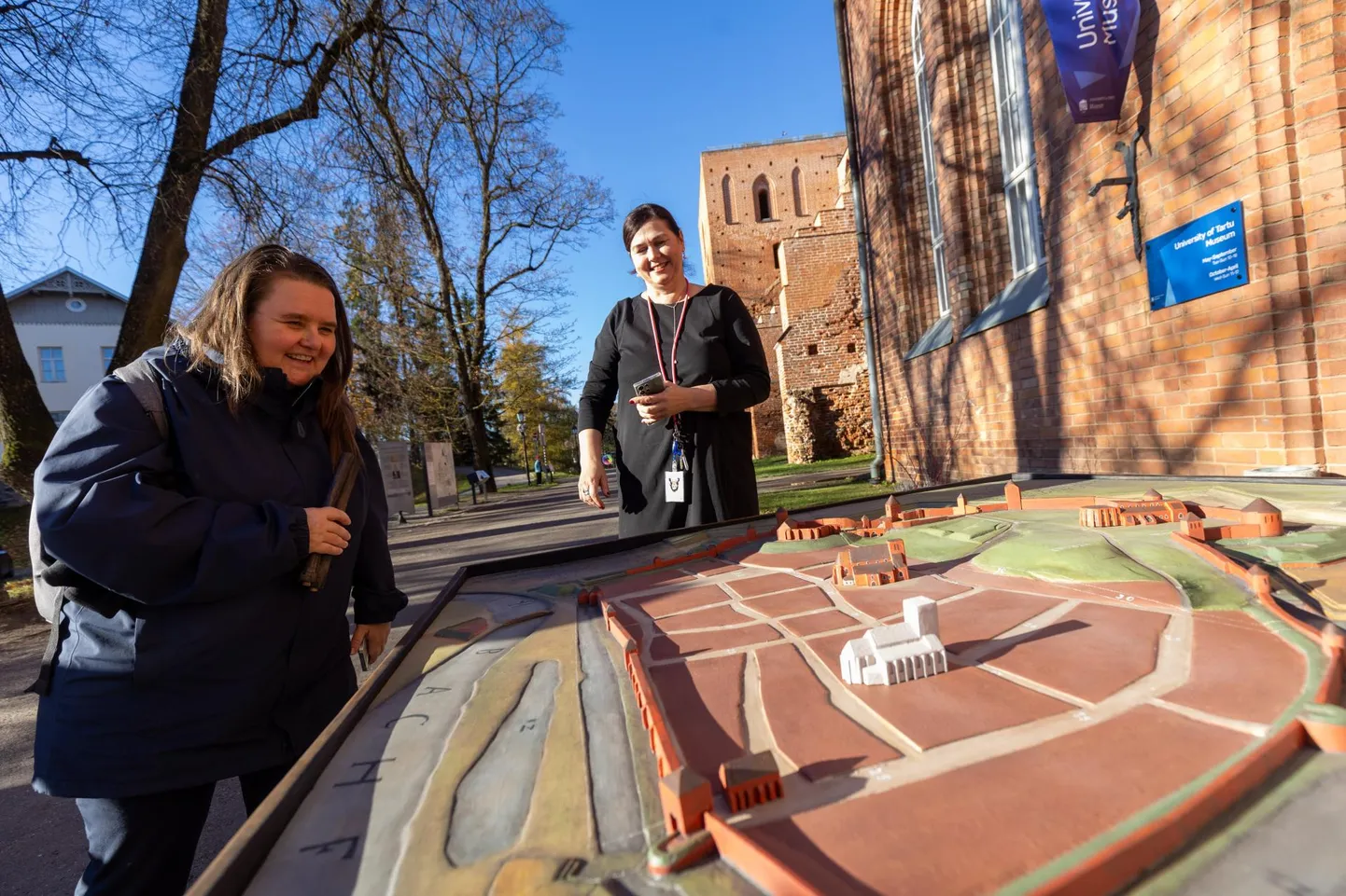 Tartu ülikooli muuseumis täna avatud näituse «Nähtamatu Tartu. 800 aastat linna algusest» põnev eksponaat on meie linna vanima maketi koopia, mis jõudis Toomele teisipäeval. Selle võtsid suure huvi ja rõõmuga vastu arheoloog Marge Konsa (vasakul) ja muuseumi direktor Mariann Raisma, kes mõlemad kuuluvad ka näituse kuraatorite meeskonda.