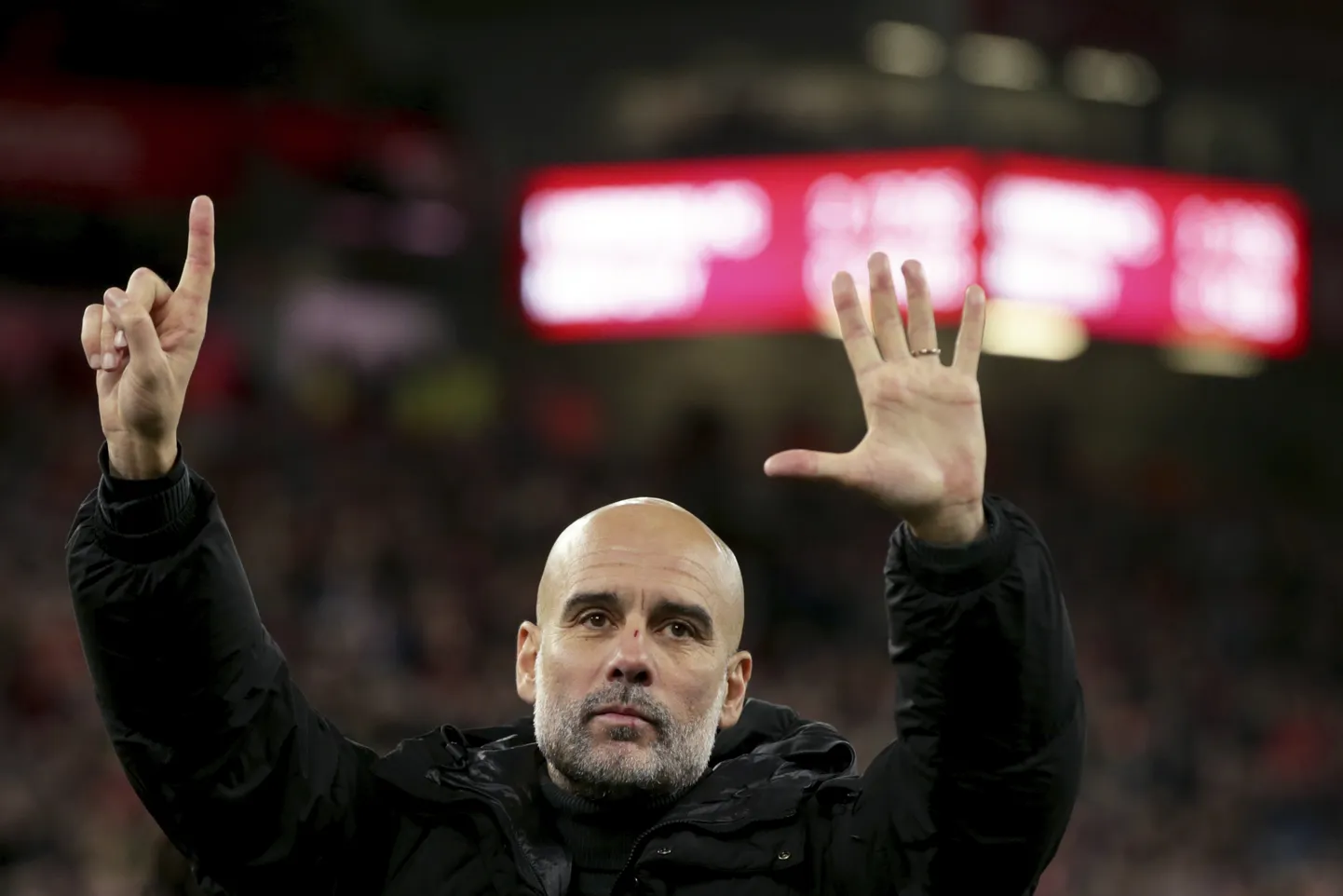 Manchester City peatreener Pep Guardiola näitamas, mitu Inglismaa meistritiitlit ta viimase seitsme aasta jooksul võitnud on.