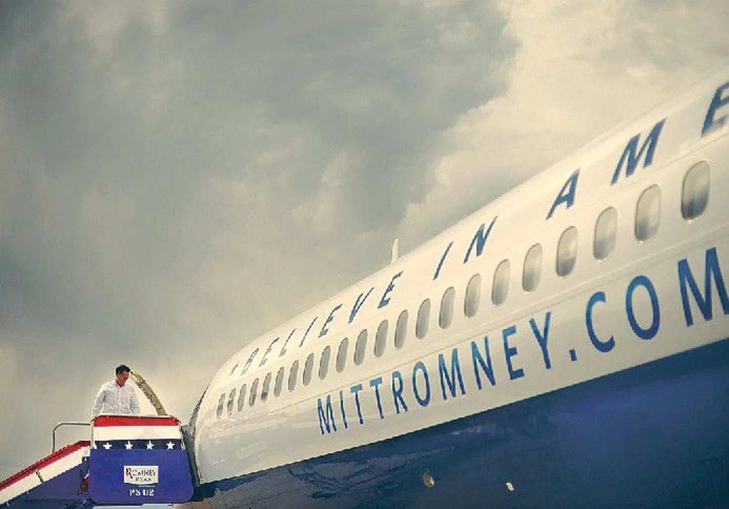Митт Ромни на аэродроме Пуэбло в Колорадо в прошлый понедельник. Это один из ключевых штатов для республиканцев, и по данным последних опросов, он ускользает у Ромни из рук.