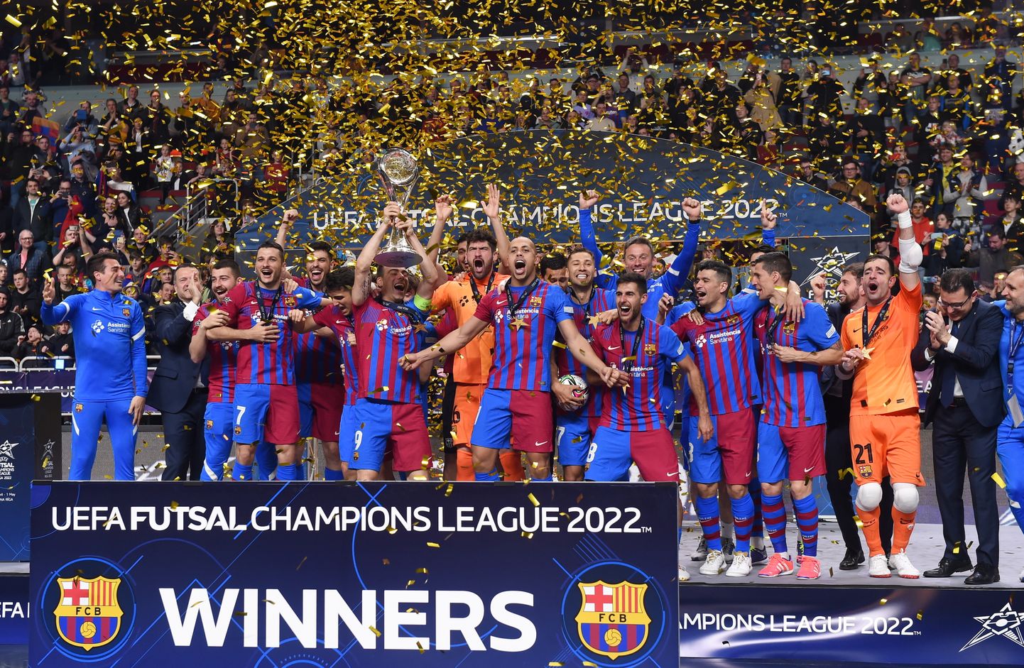 Spānijas kluba "Barcelona" telpu futbolisti triumfē UEFA Čempionu līgas turnīrā.